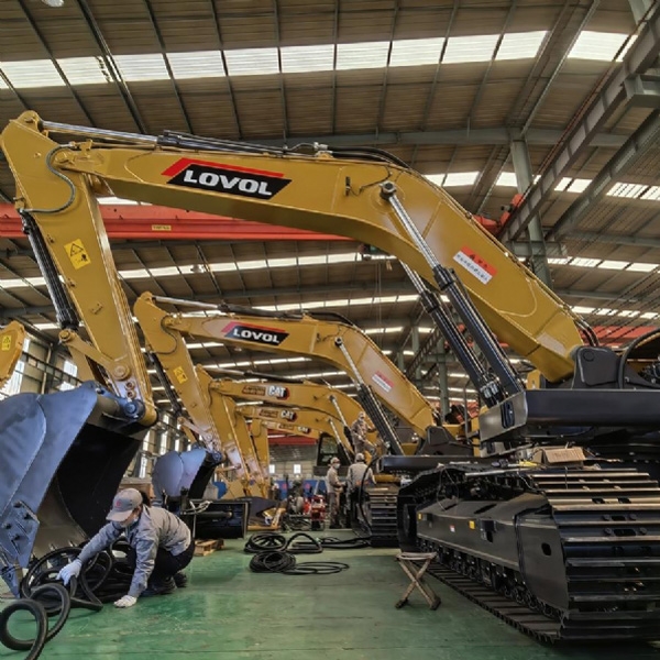 改装升降驾驶室卡特+雷沃